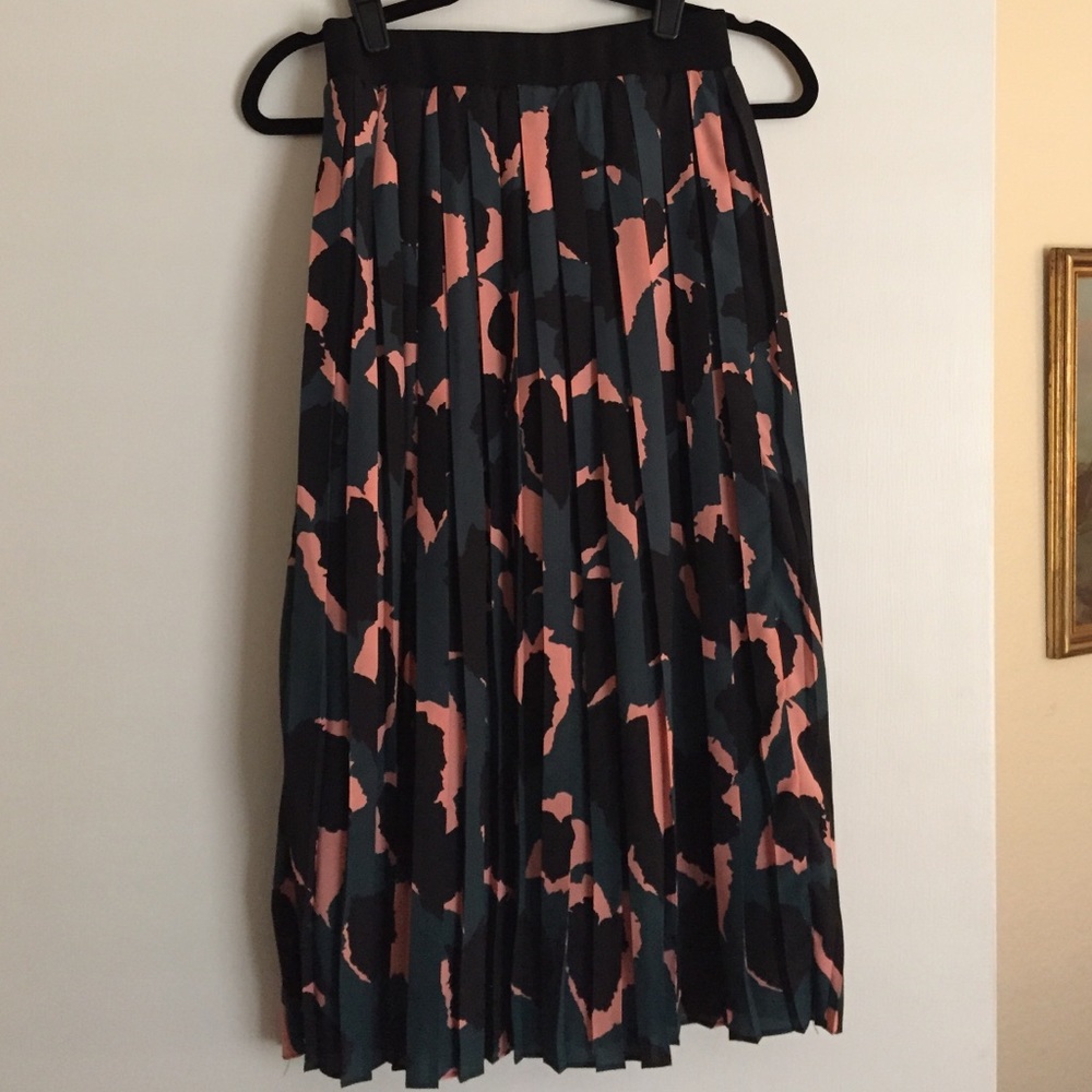 Leaf Pattern pleated skirt. Pinkyotto, Brooklyn
